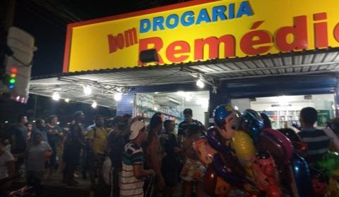 Assaltante se esconde dentro de drogaria com medo de ser linchado