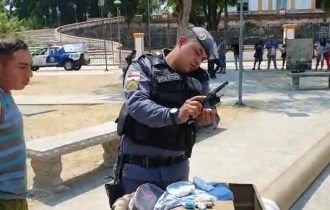 Bandido esconde arma e droga em buraco na praça do centro de Manaus (veja)