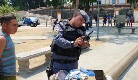 Bandido esconde arma e droga em buraco na praça do centro de Manaus (veja)