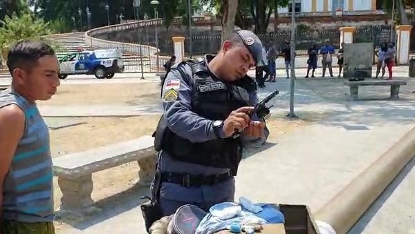 Bandido esconde arma e droga em buraco na praça do centro de Manaus (veja)