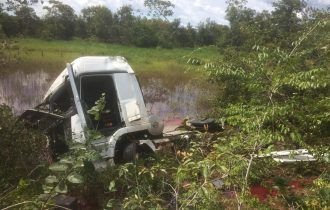 Caminhão tomba na BR-174 e motorista fica preso entre as ferragens