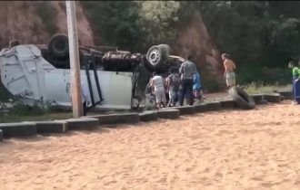 Caminhão do lixo desaba de barranco e três ficam gravemente feridas (veja o vídeo)