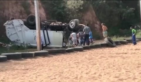 Caminhão do lixo desaba de barranco e três ficam gravemente feridas (veja o vídeo)