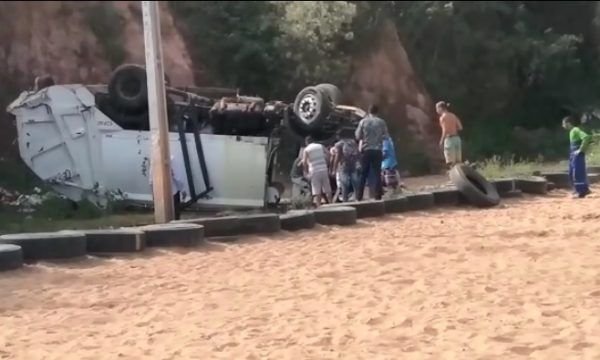 Caminhão do lixo desaba de barranco e três ficam gravemente feridas (veja o vídeo)