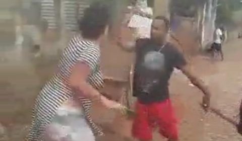 Mulher é agredida por populares após quebrar a perna da avó (Vídeo)