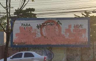 Bolsonaristas em Manaus riscam outdoor que dizia #ForaBolsonaro