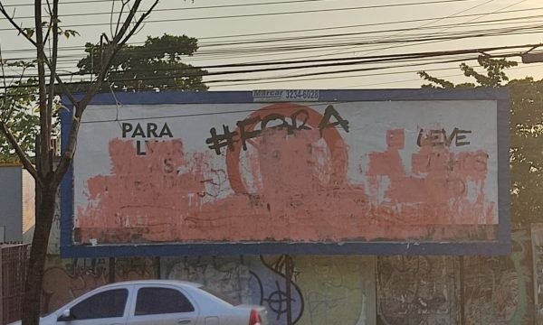 Bolsonaristas em Manaus riscam outdoor que dizia #ForaBolsonaro