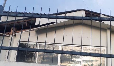 Depois de vídeo de banheiro, internautas compartilham fotos de abandono em fachada de hospital de Tefé