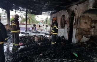 Mercadinho fica completamente destruído em incêndio de grande proporção