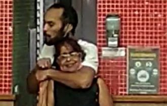 Homem com faca faz senhora refém em lanchonete 