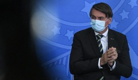 Bolsonaro cita risco de impeachment e diz ter que vetar perdão a igrejas