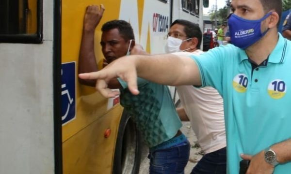 Candidato a prefeito de Manaus, puxa arma e prende assaltante de ônibus