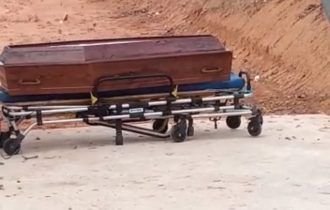 Caixão com corpo dentro é abandonado no cemitério em Tefé; assista