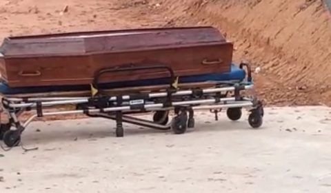 Caixão com corpo dentro é abandonado no cemitério em Tefé; assista