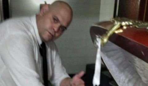 Funcionário de funerária é demitido após posar com corpo de Maradona