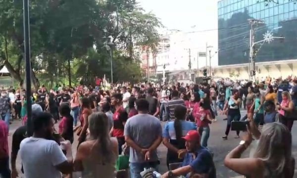 Trabalhadores e lojistas fazem manifestação contra Decreto de Wilson Lima