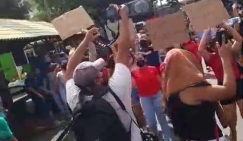 Lojistas e trabalhadores se manifestam com gritos de: "Queremos trabalhar" e "Fora Wilson Lima"