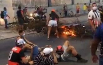 Manifestante tocam fogo e fecham rua da TV A Crítica e em condomínio de Wilson Lima