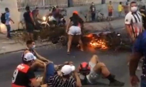Manifestante tocam fogo e fecham rua da TV A Crítica e em condomínio de Wilson Lima
