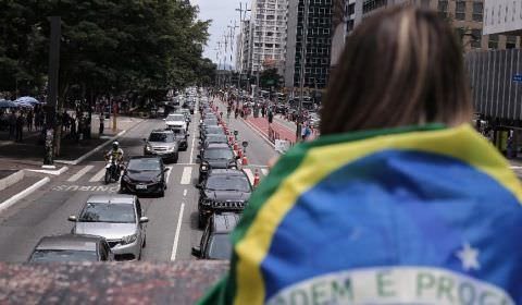 Após carreata da esquerda, direita protesta contra Bolsonaro