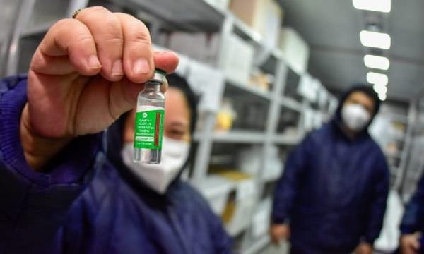 Vacinas da AstraZeneca começam a ser distribuídas nesta segunda-feira (25/01)