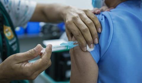 Vacinação contra Covid-19 é suspensa até que Governo apresente lista de prioridade