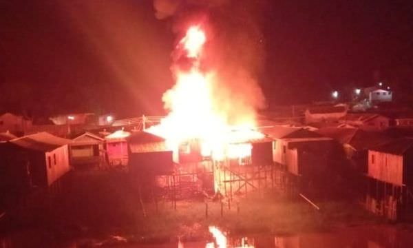 URGENTE: Casas são destruídas em grande incêndio em Tefé
