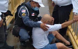 Polícia impede homem de pular da Ponte Rio Negro nesta segunda-feira