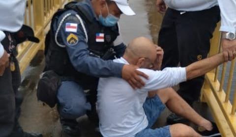 Polícia impede homem de pular da Ponte Rio Negro nesta segunda-feira