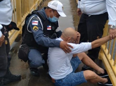 Polícia impede homem de pular da Ponte Rio Negro nesta segunda-feira