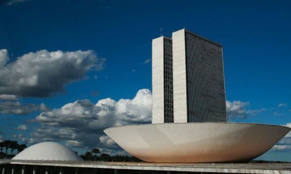 CPI da Covid ao vivo: Francisco Maximiano, dono da Precisa, presta depoimento