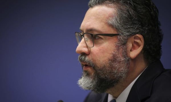 Governo Bolsonaro perdeu “alma e ideal”, diz ex-ministro Ernesto Araújo