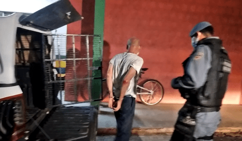 Homem é preso após se masturbar dentro de ônibus em Manaus (Veja o vídeo)