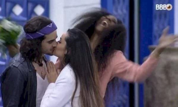 Fiuk e Juliette se beijam e 'se casam' no BBB21; assista