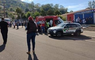 Adolescente invade creche com facão e mata 2 crianças