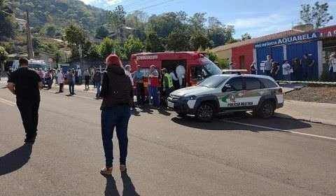 Adolescente invade creche com facão e mata 2 crianças