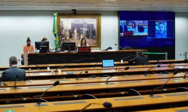 Deputados instalam comissão e divergem sobre sistema eleitoral