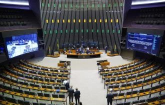 Deputados aprovam urgência para incentivo a estudante do ensino médio carente