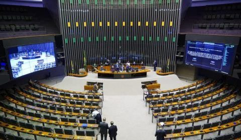 Deputados aprovam urgência para incentivo a estudante do ensino médio carente