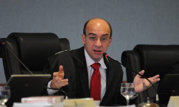 TCE-AM suspende licitação para construção de muro de contenção em Tefé