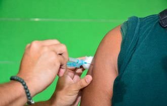 Justiça Federal determina envio de doses de vacina para trabalhadores da Educação