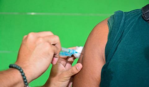 Justiça Federal determina envio de doses de vacina para trabalhadores da Educação