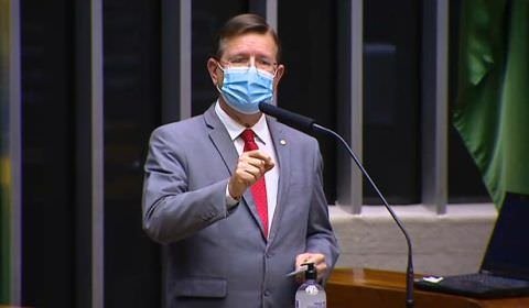 Deputado defende em projeto suspensão de pagamentos das mensalidades do Fies até 2023