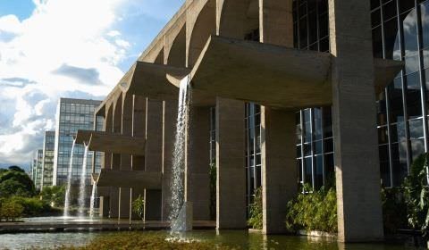 Conare capacita migrantes e refugiados em educação financeira