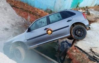 Carro desaba em cratera no município de Rio Preto da Eva 