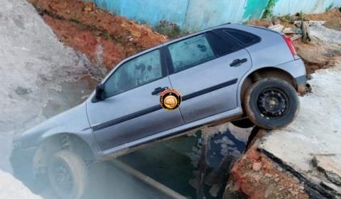 Carro desaba em cratera no município de Rio Preto da Eva 