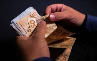 Intenção de consumo das famílias recua em maio, diz CNC
