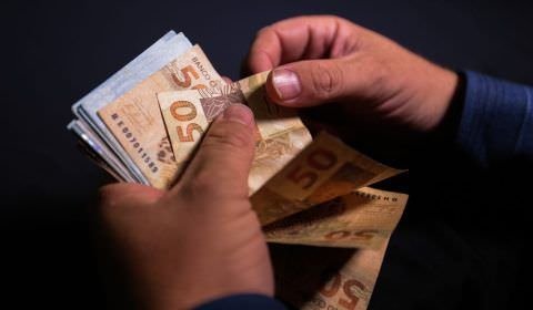 Intenção de consumo das famílias recua em maio, diz CNC