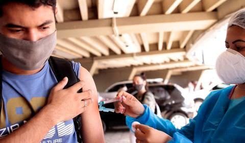 Prefeitura de Manaus conclui calendário de vacinação de trabalhadores da Educação