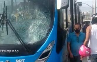 URGENTE | Homem se joga na frente de ônibus (veja o vídeo)